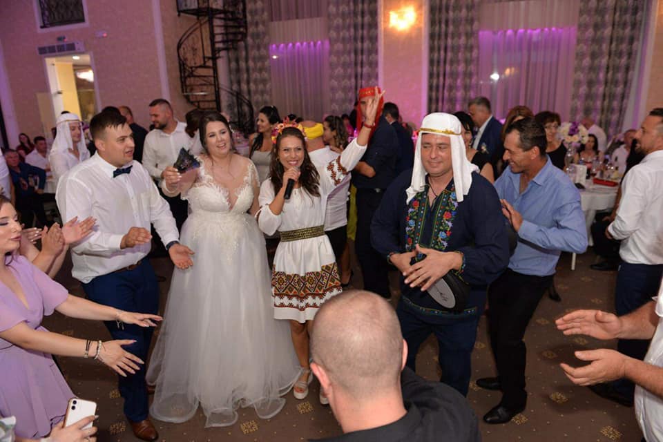 Moment de grup cu membrii trupei Arabesc la petrecere