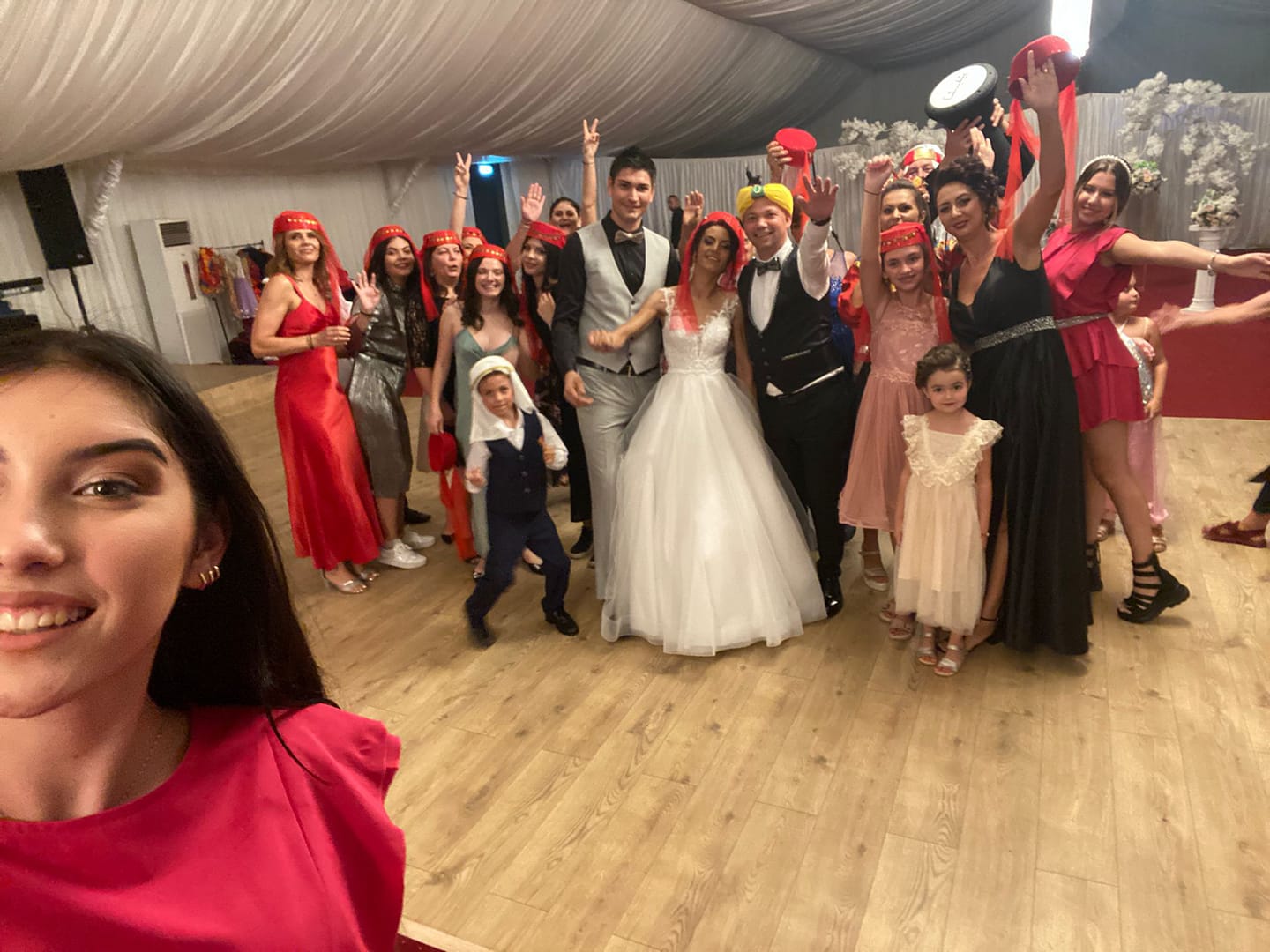 Ritm arabesc, momentul de virtuozitate al serii — când dansatorii și formația se provoacă reciproc pe tempo.